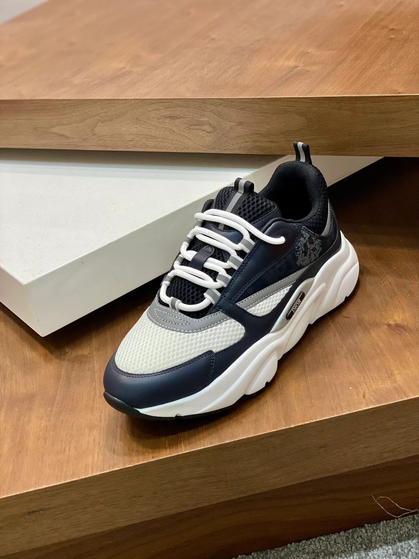 Factory price: 500💰 Dior B22 men's jogging fashion sneakers. This item draws inspiration from retro jogging shoes. It adopts a thick low-top design, with an upper made of leather and mesh fabric, and a black and white engraved rubber sole. The side is decorated with an embossed "Di~r" logo. Code number: 38-45 (38, 45, 46 can be customized)